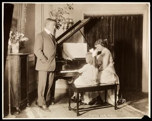 Robert Edeson, seine Frau und Tochter am Klavier, ca. 1915